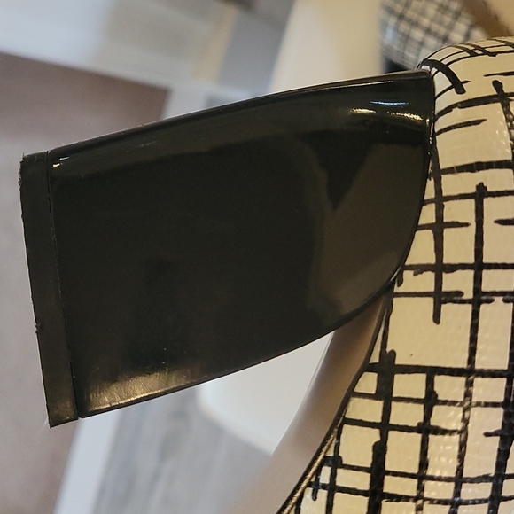 La Diva black and white peep toe heels, sz 38, fits like 7.5US - Picture 7 of 8